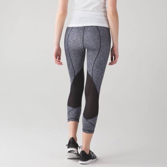 Lululemon Pace Rival Crop in Freckle Flower Black and White - Picture 1 of 5